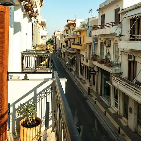 Olvia A Breath Away From Old Town Center 罗希姆诺