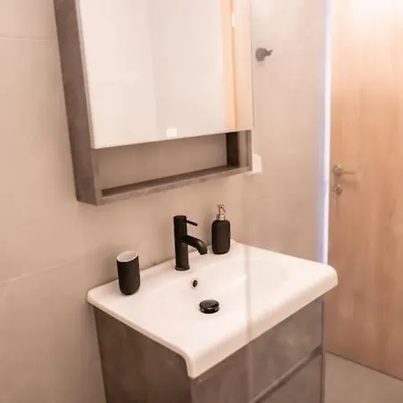 Olvia A Breath Away From Old Town Center 罗希姆诺